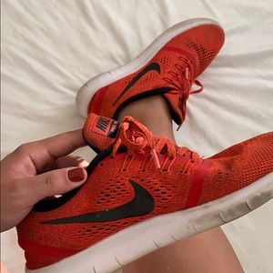 RED NIKE FREE RN
